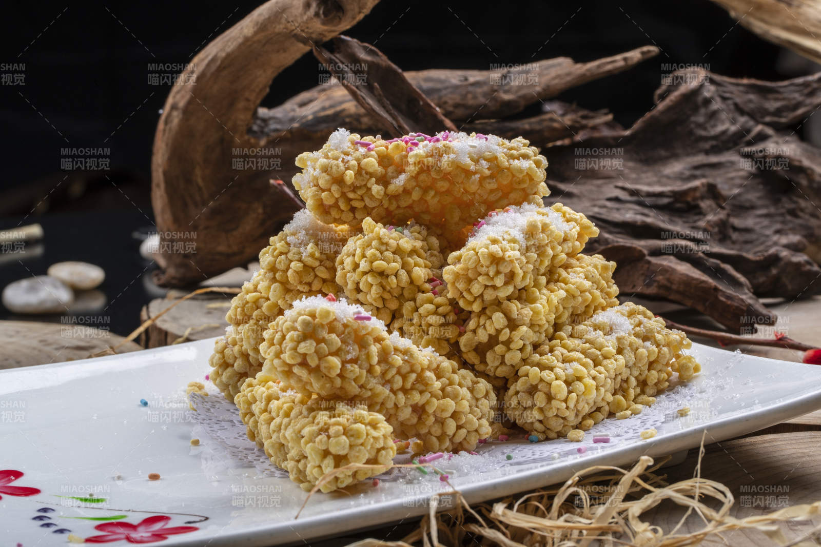 白色瓷盘装的燕麦芝士红薯条图片