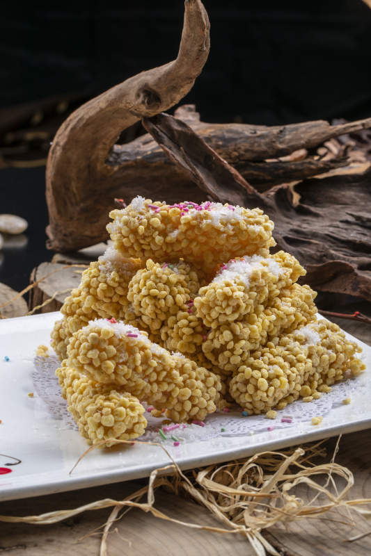 白色瓷盘装的燕麦芝士红薯条图片