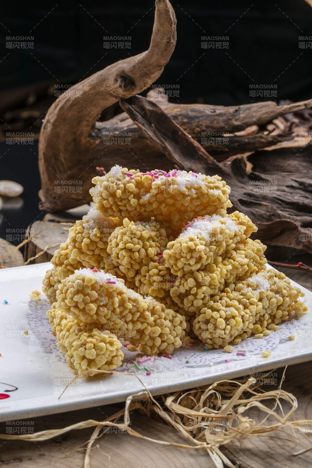 白色瓷盘装的燕麦芝士红薯条图片