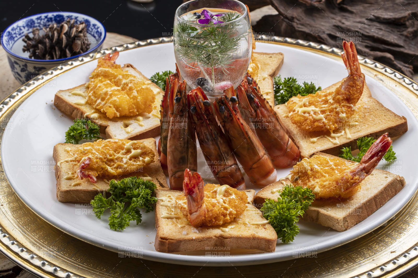 白色瓷盘装的天妇罗炸虾图片