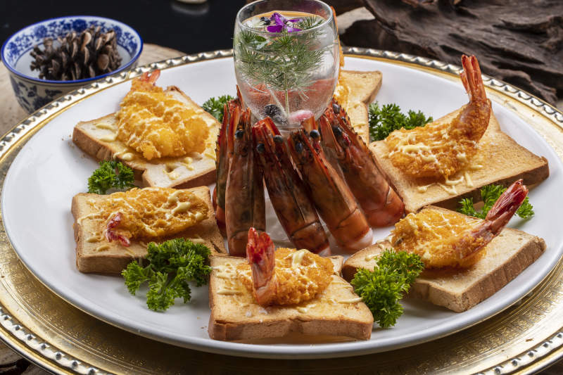 白色瓷盘装的天妇罗炸虾图片