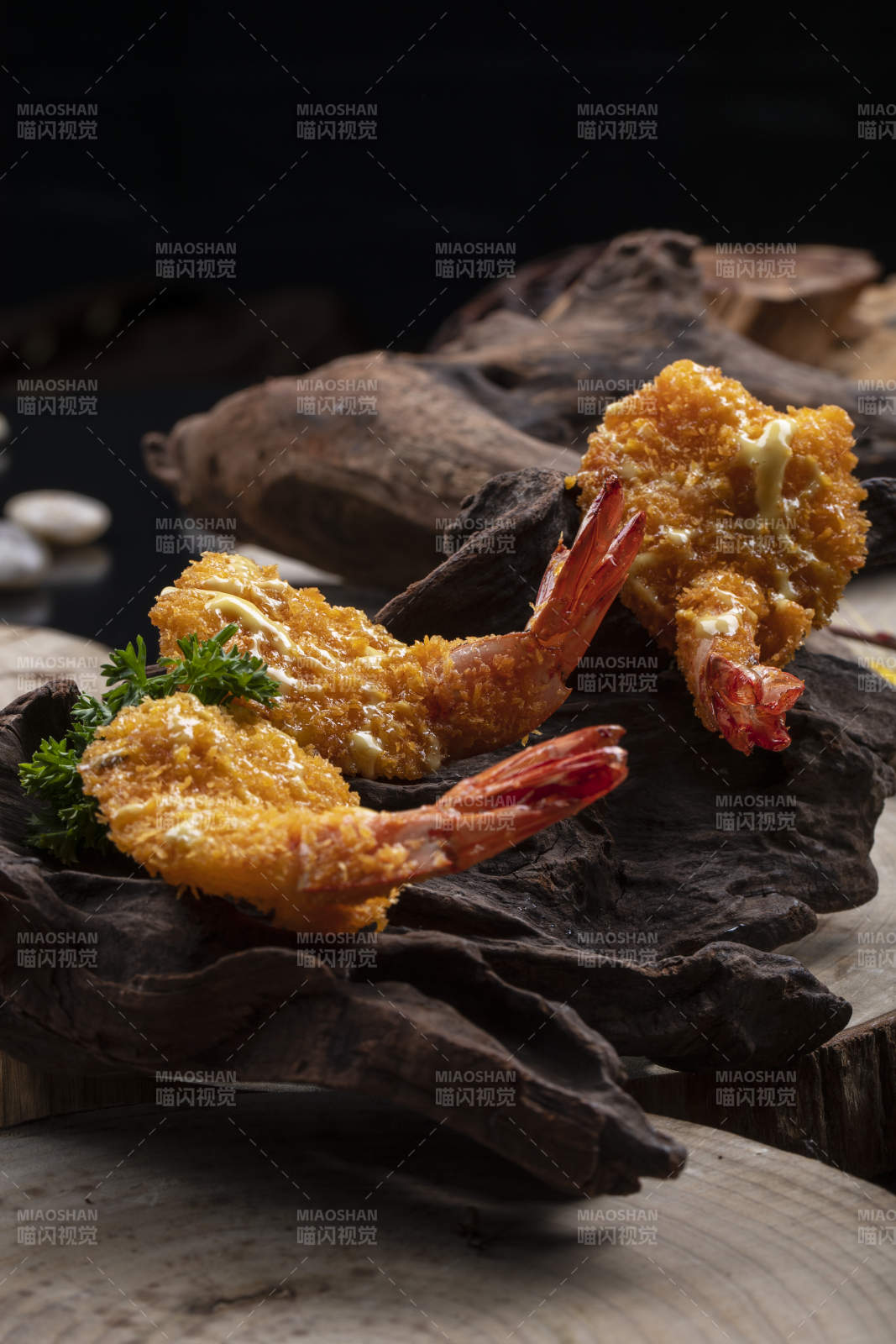 崖柏根上的香炸凤尾虾图片