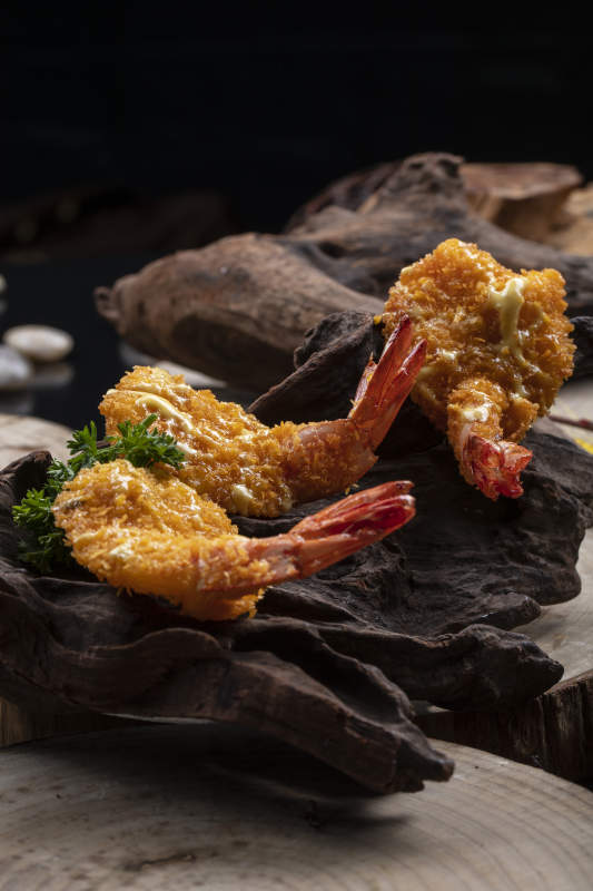 崖柏根上的香炸凤尾虾图片