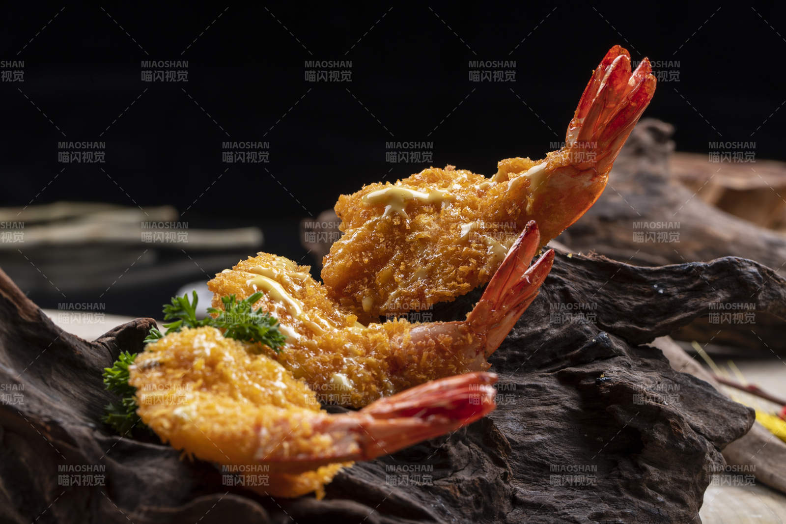 崖柏根上的香炸凤尾虾图片