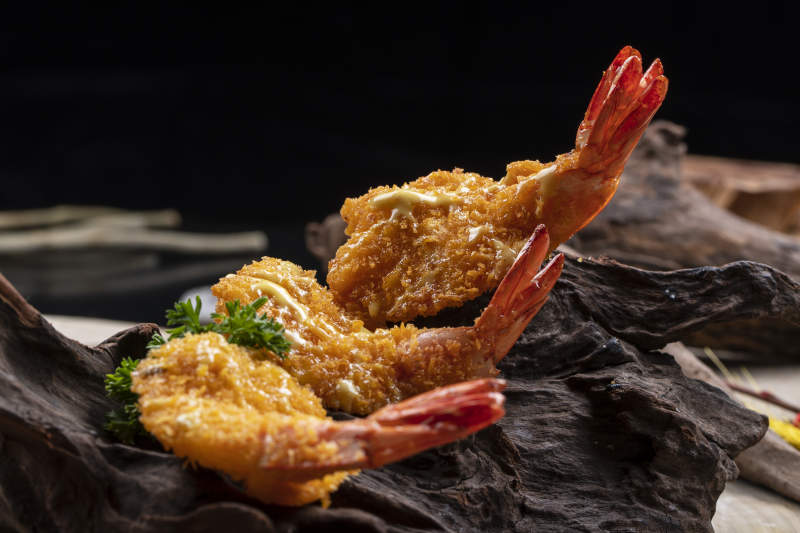 崖柏根上的香炸凤尾虾图片