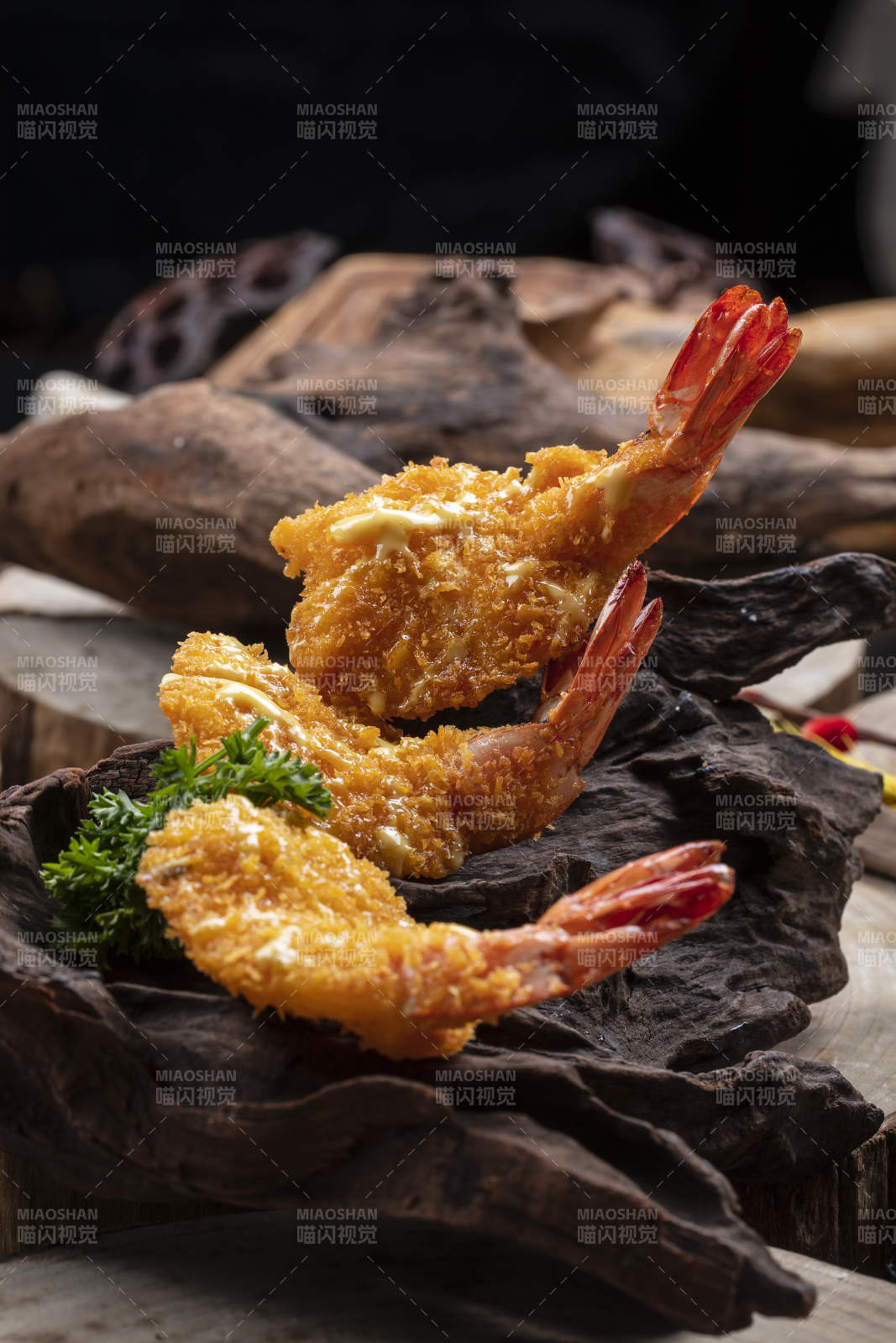 崖柏根上的香炸凤尾虾图片