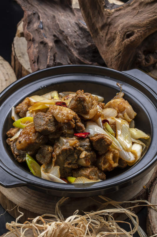 黑色砂锅装的砂锅大葱煲牛腱子肉图片