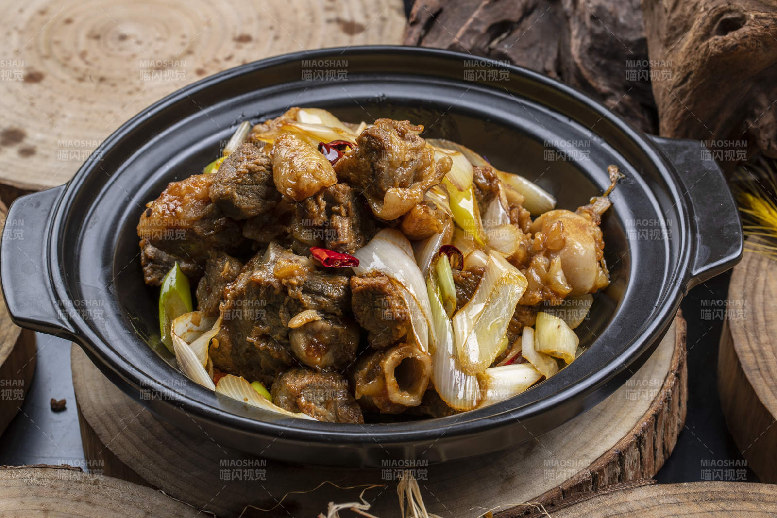 黑色砂锅装的砂锅大葱煲牛腱子肉图片