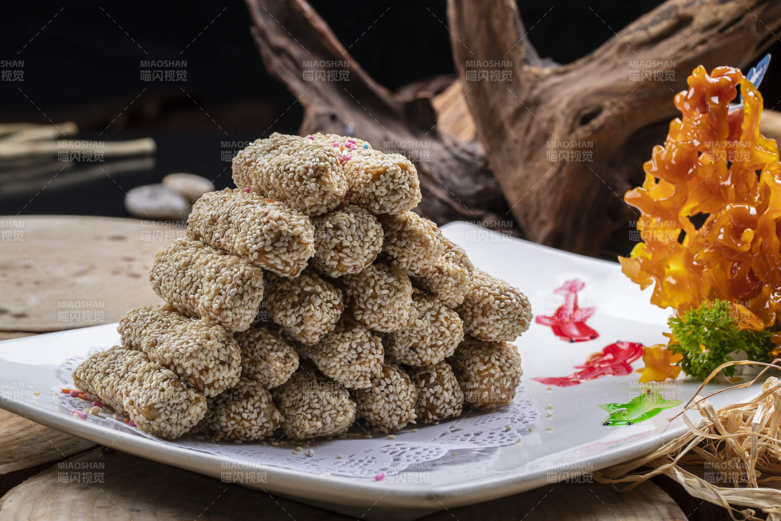 白瓷盘装的甜口油炸麻仁芋头图片