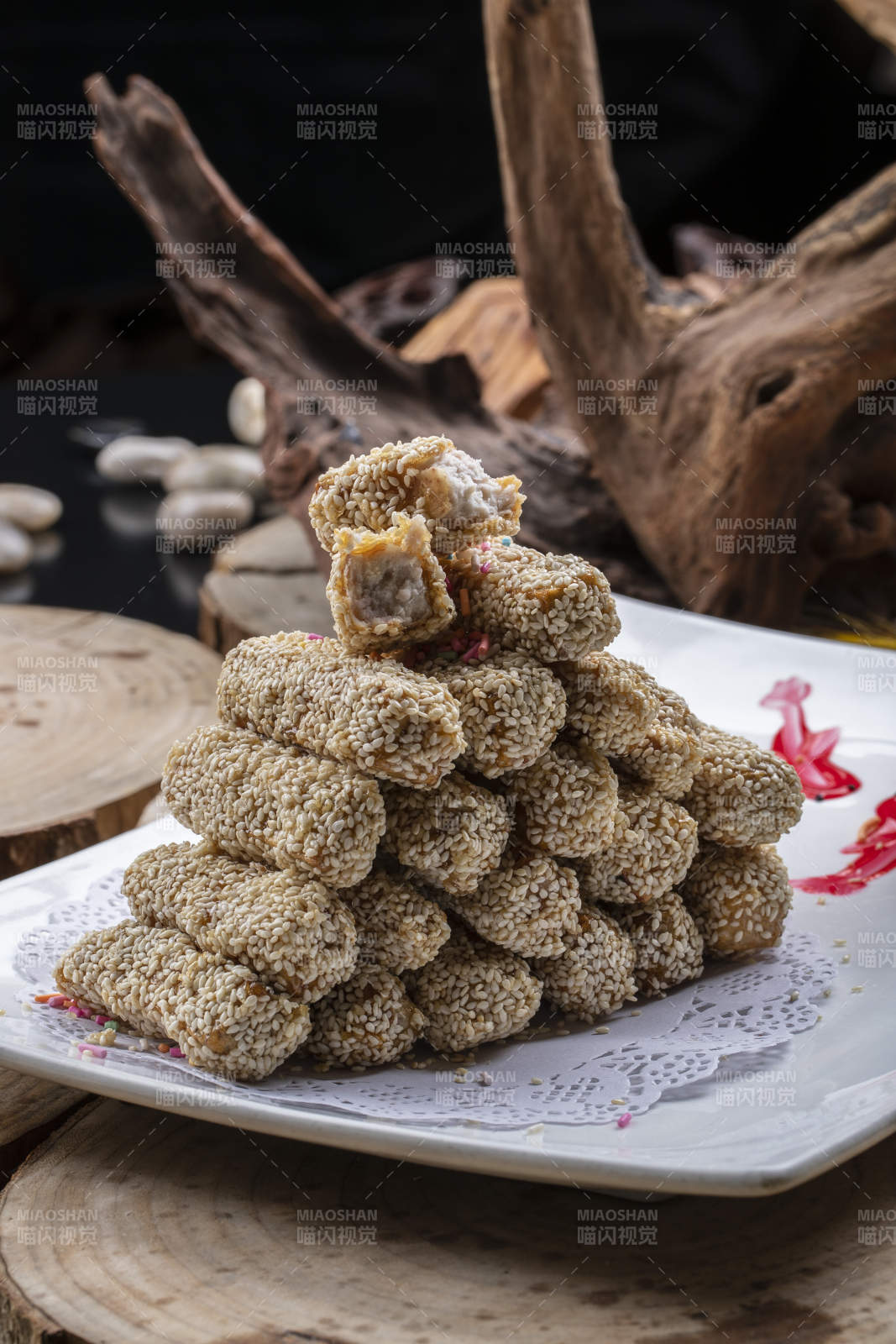 白瓷盘装的甜口油炸麻仁芋头图片