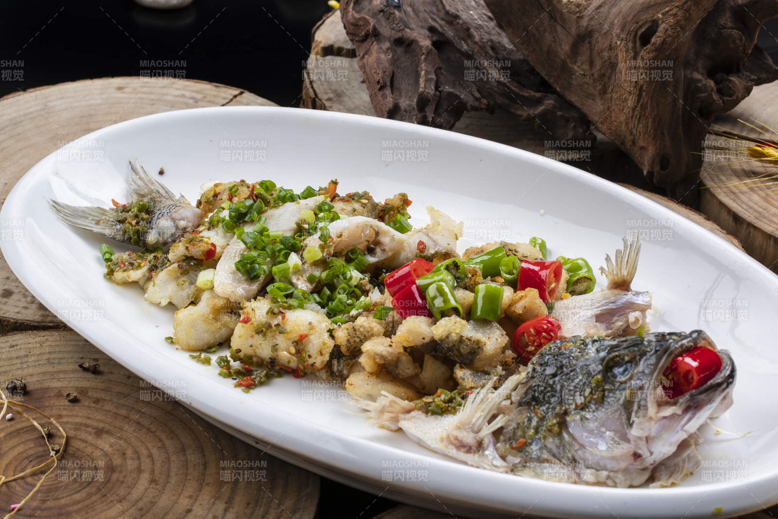 白色瓷盘装的藤椒麻辣鲜桂鱼图片