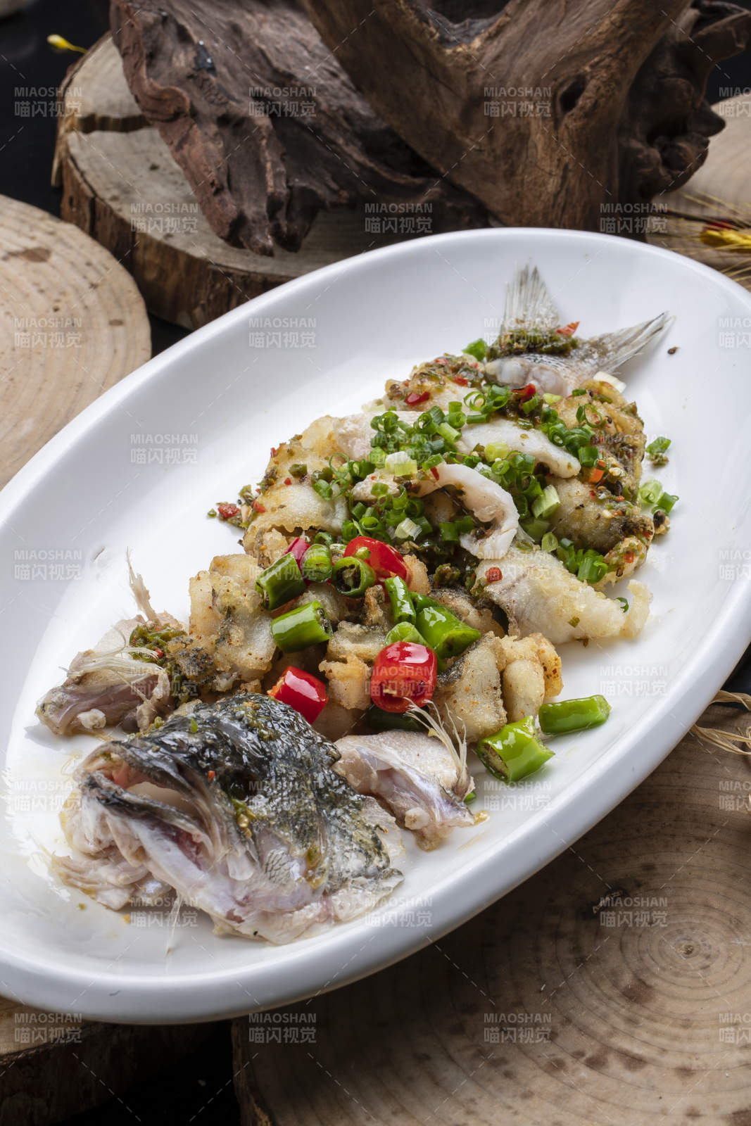 白色瓷盘装的藤椒麻辣鲜桂鱼图片