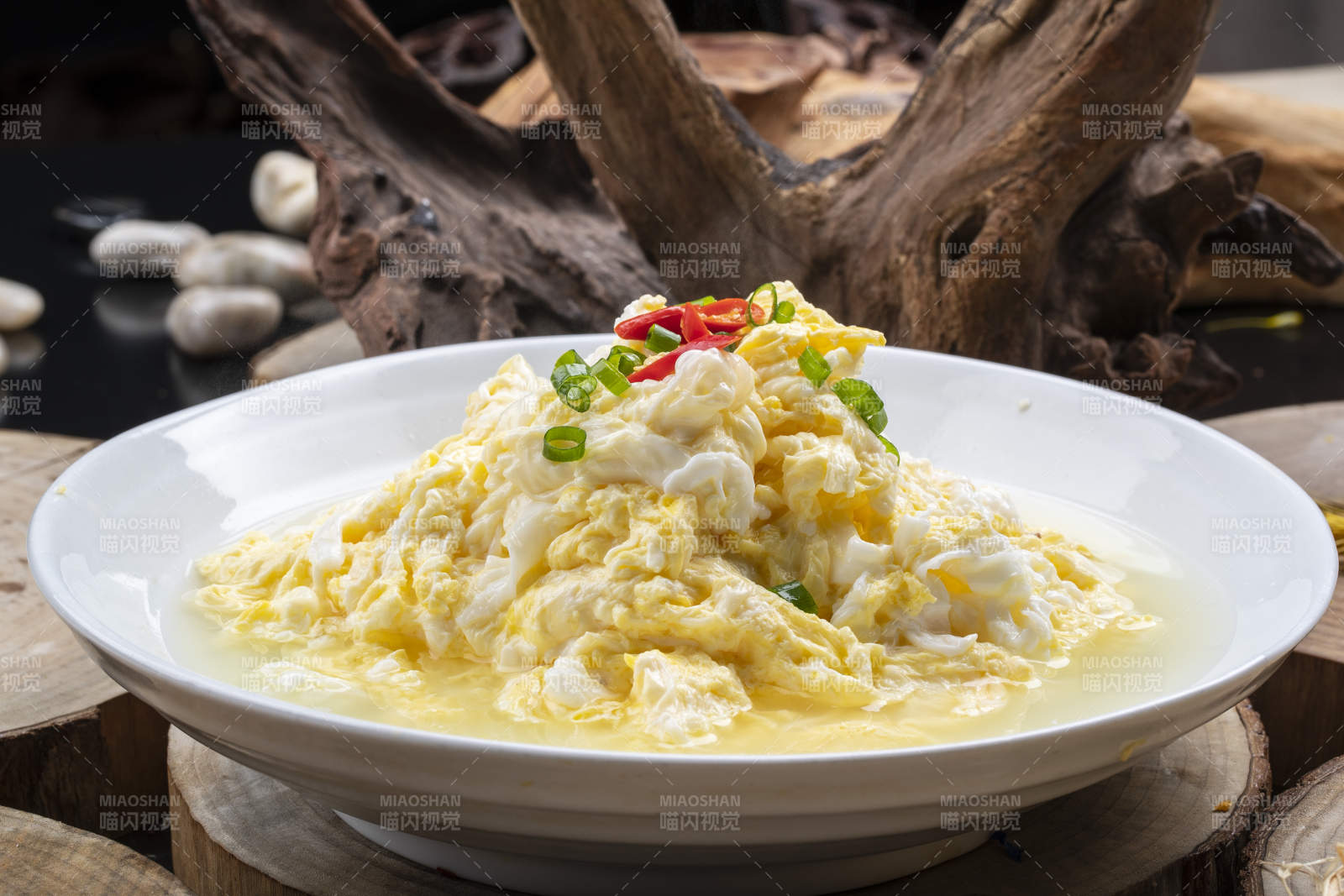 白色瓷盘装的泉水炒鸡蛋图片