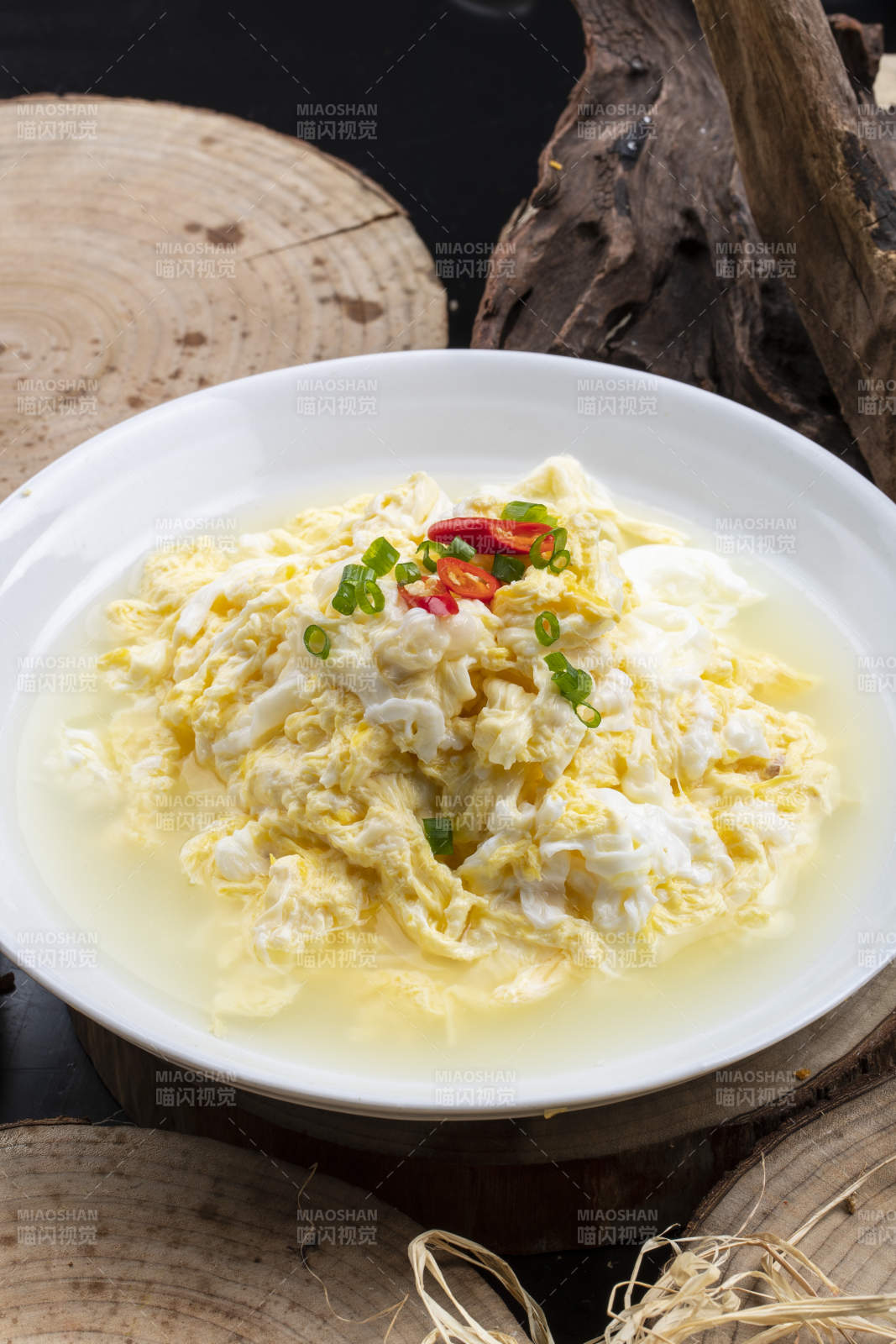 白色瓷盘装的泉水炒鸡蛋图片