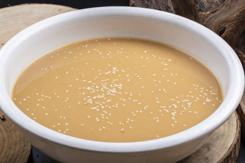 白色瓷盆装的豆面糊糊图片