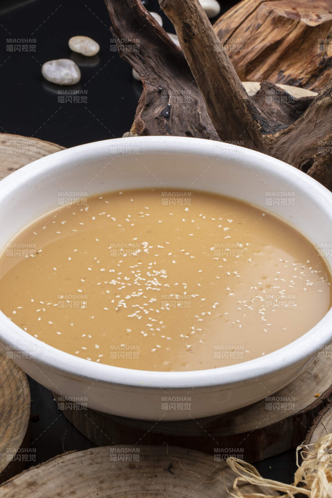 白色瓷盆装的豆面糊糊图片