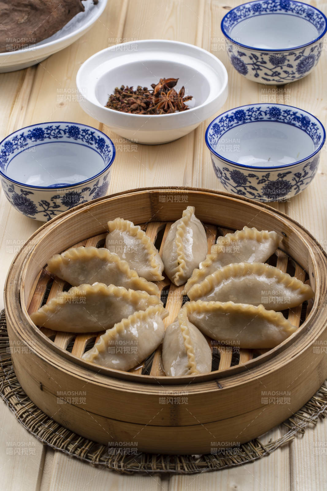 笼屉装的坝上张垣美食莜面蒸饺子图片