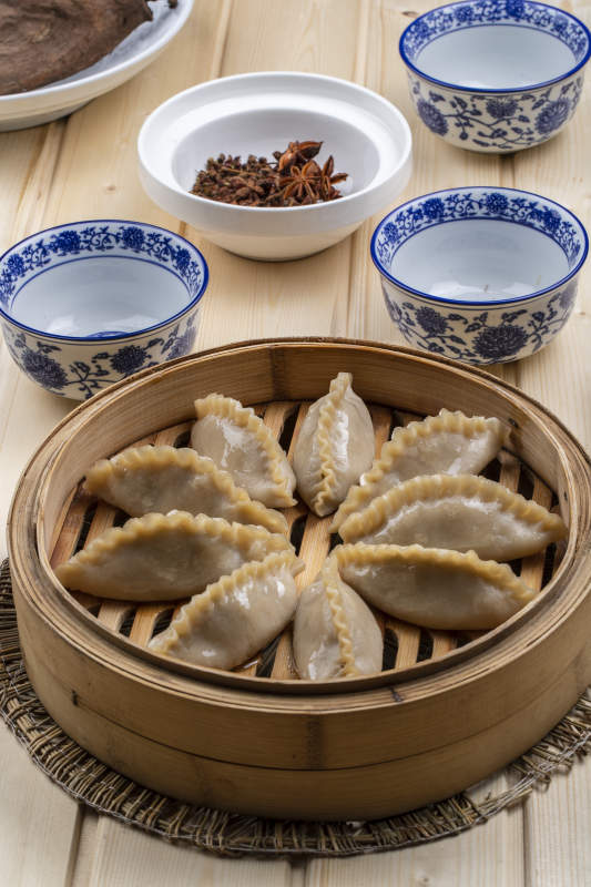 笼屉装的坝上张垣美食莜面蒸饺子图片