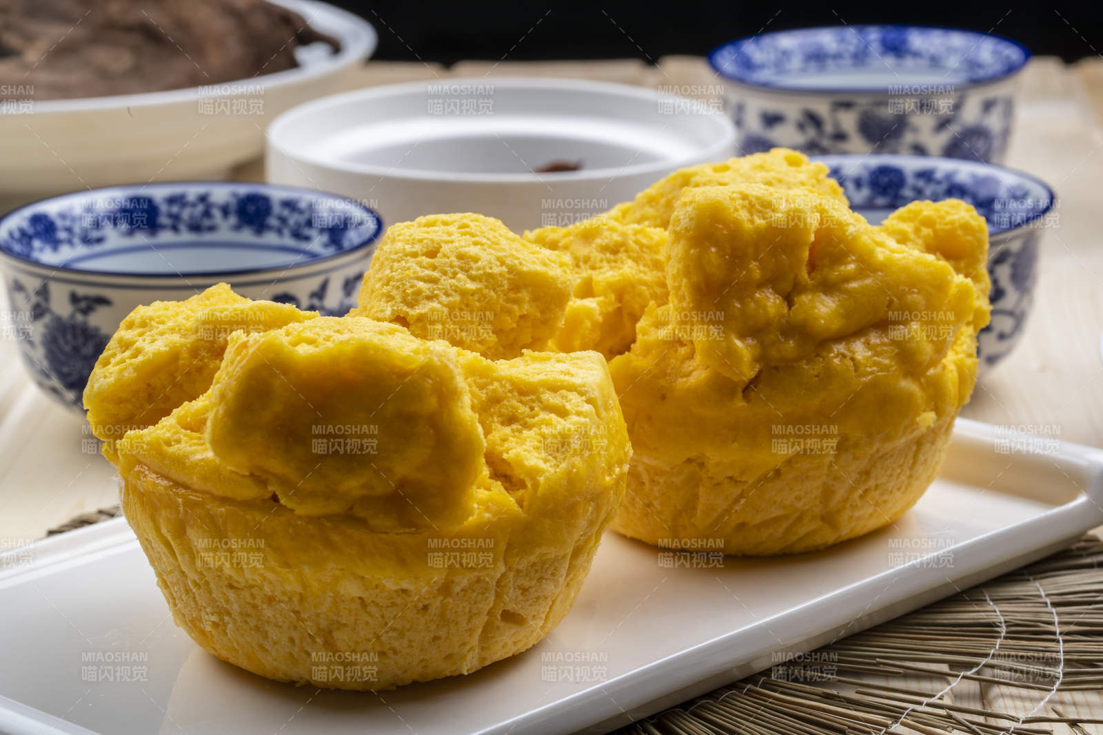 白色瓷盘装的开花黄馍馍图片