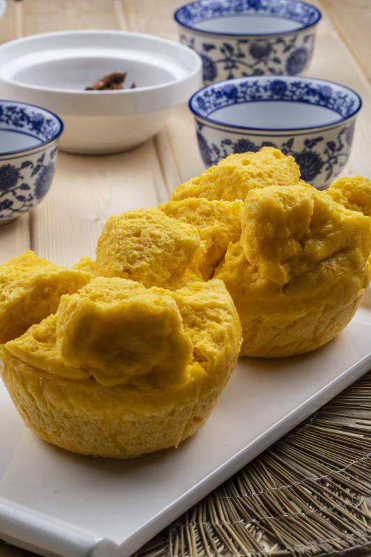 白色瓷盘装的开花黄馍馍图片