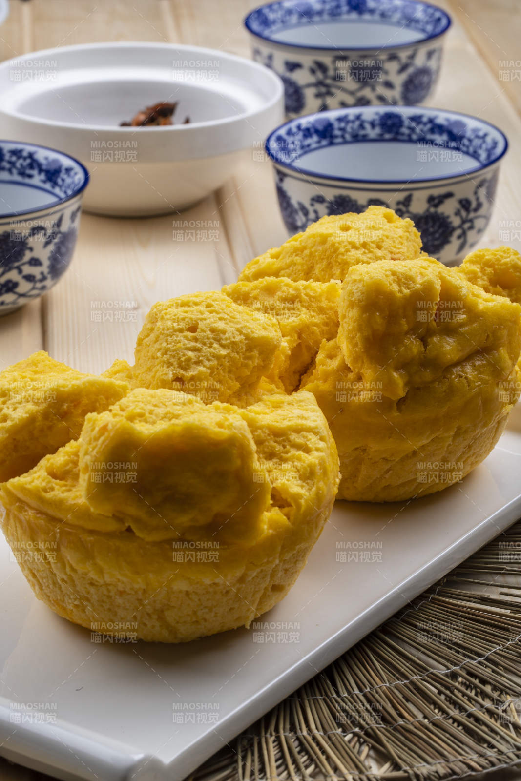 白色瓷盘装的开花黄馍馍图片
