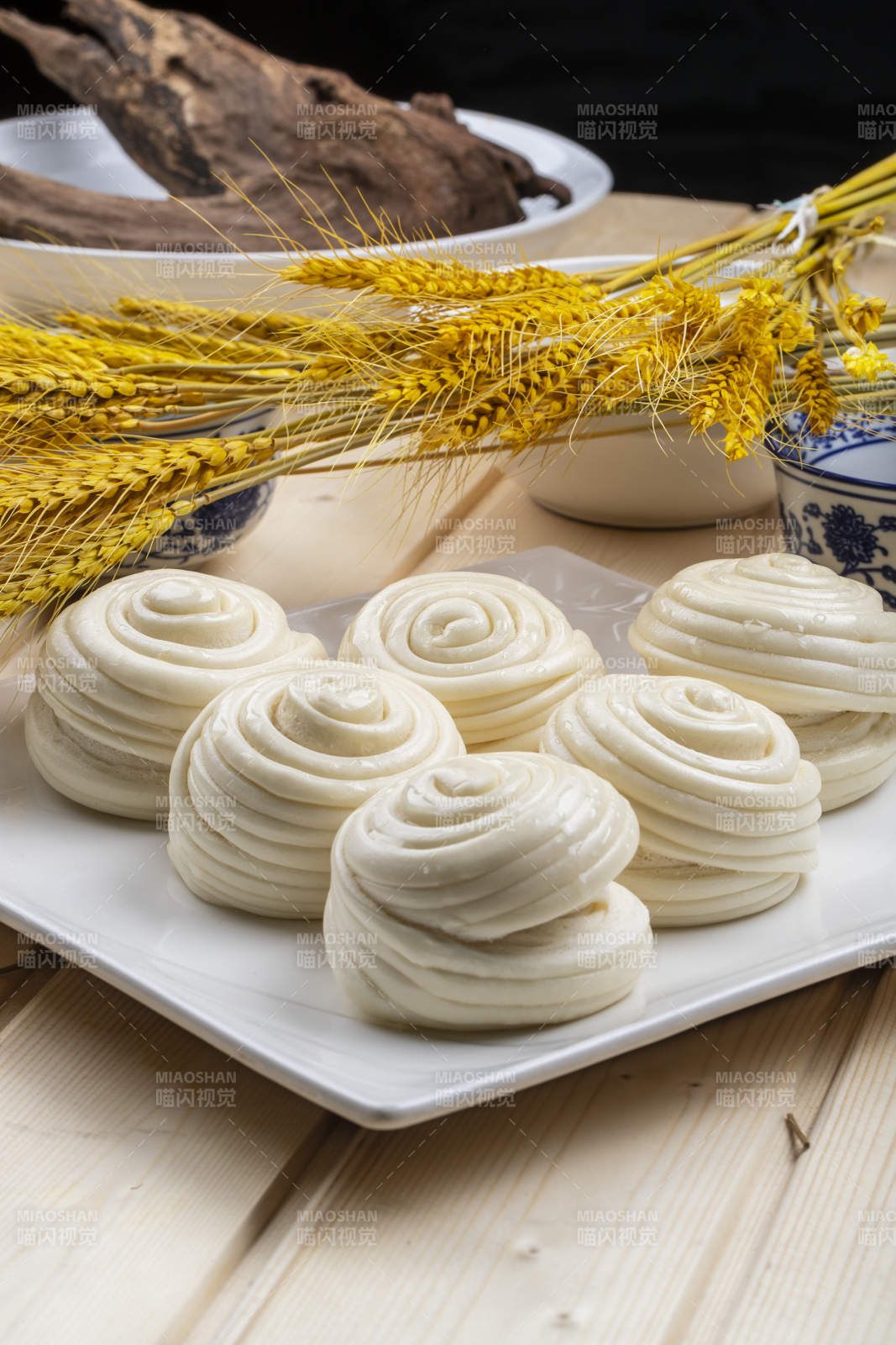 白瓷盘装的白面蒸花卷图片