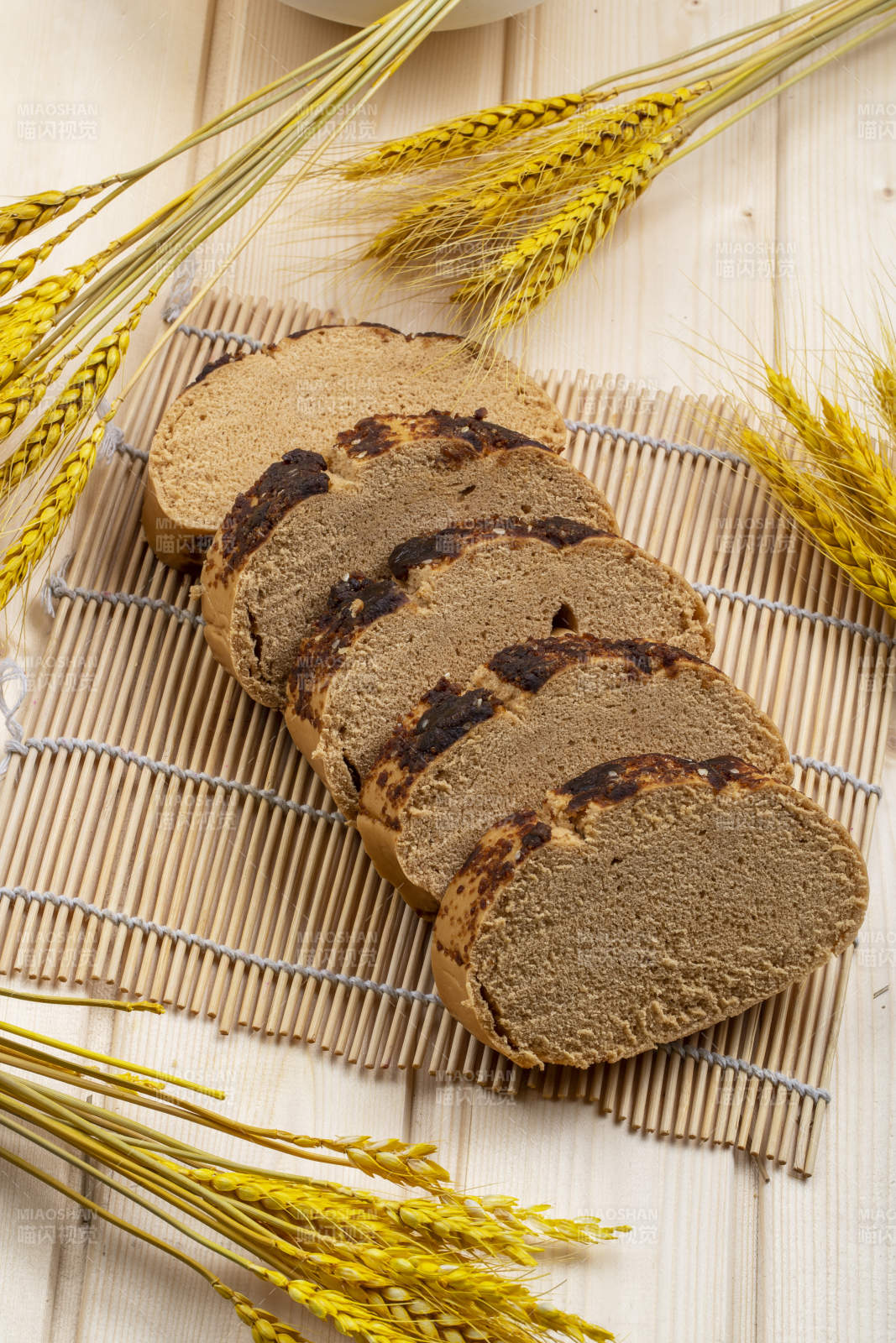 美味香烤粗粮枣馍切片图片