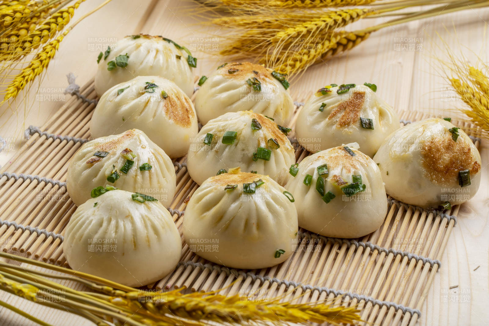 寿司帘上的的美味生煎包图片