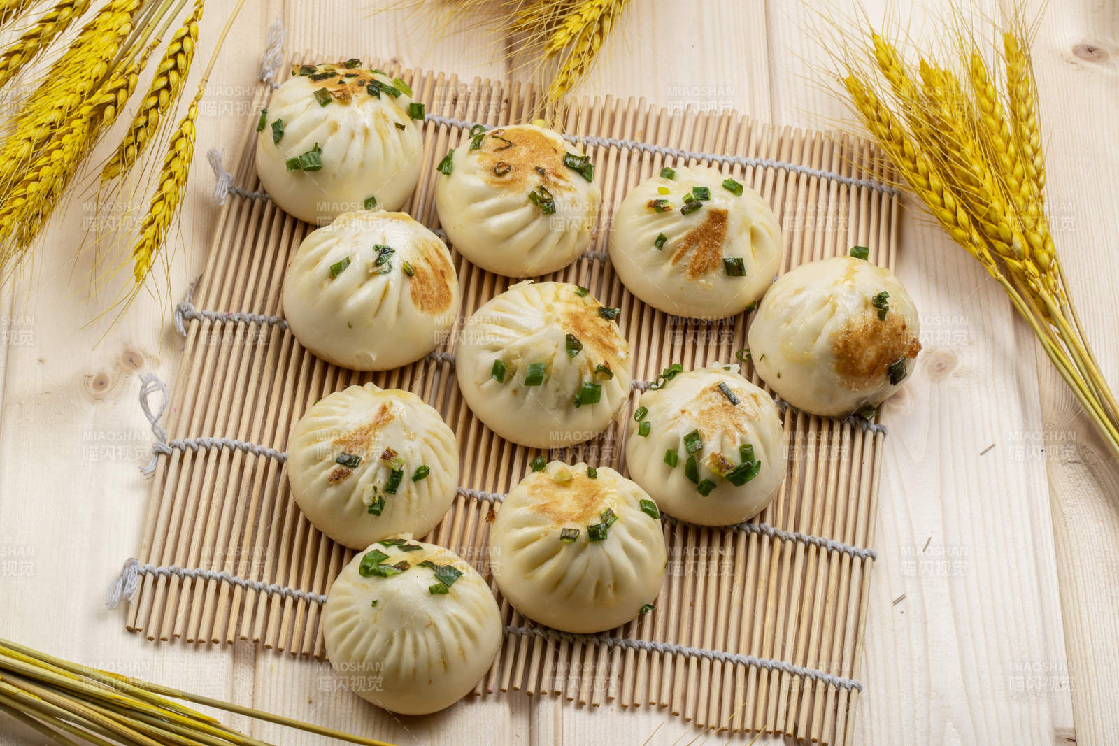 寿司帘上的的美味生煎包图片