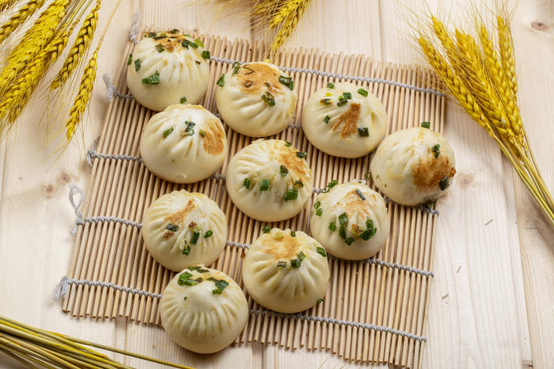 寿司帘上的的美味生煎包图片