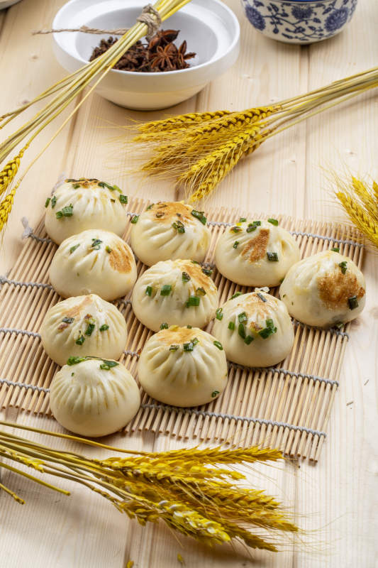 寿司帘上的的美味生煎包图片