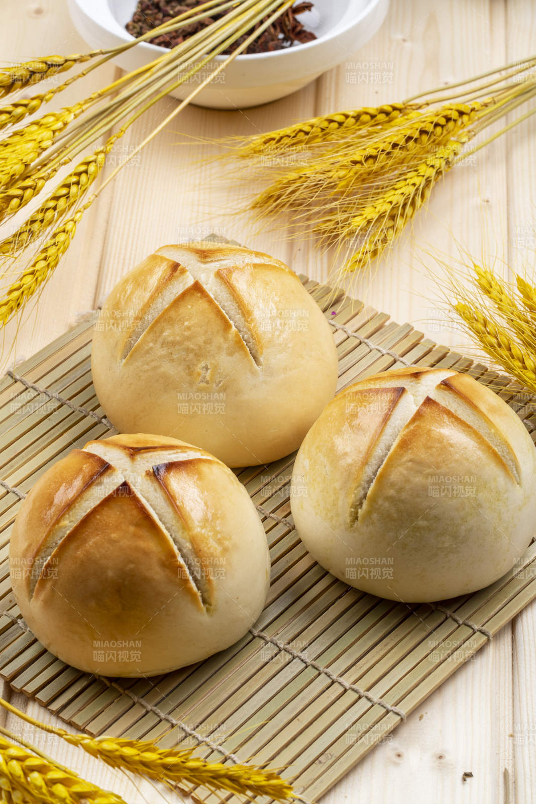 寿司帘上的香烤开花馍图片