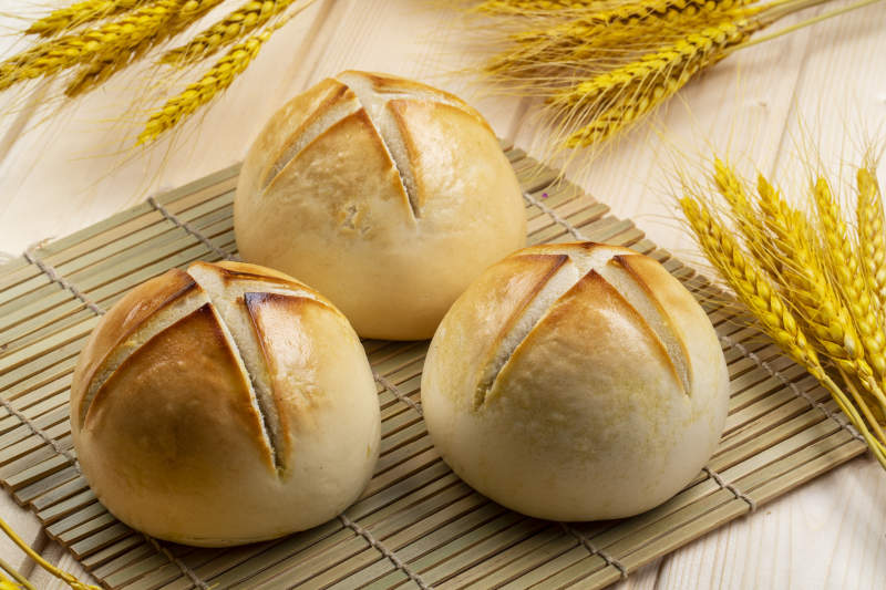 寿司帘上的香烤开花馍图片