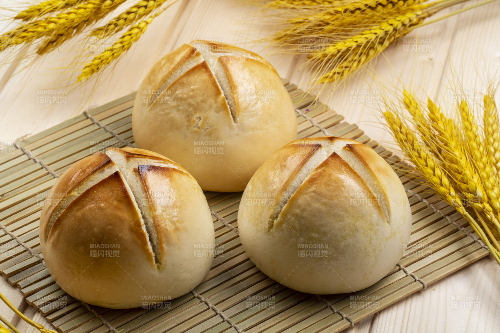 寿司帘上的香烤开花馍图片