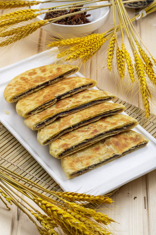 白色瓷盘装美味唐酥饼图片