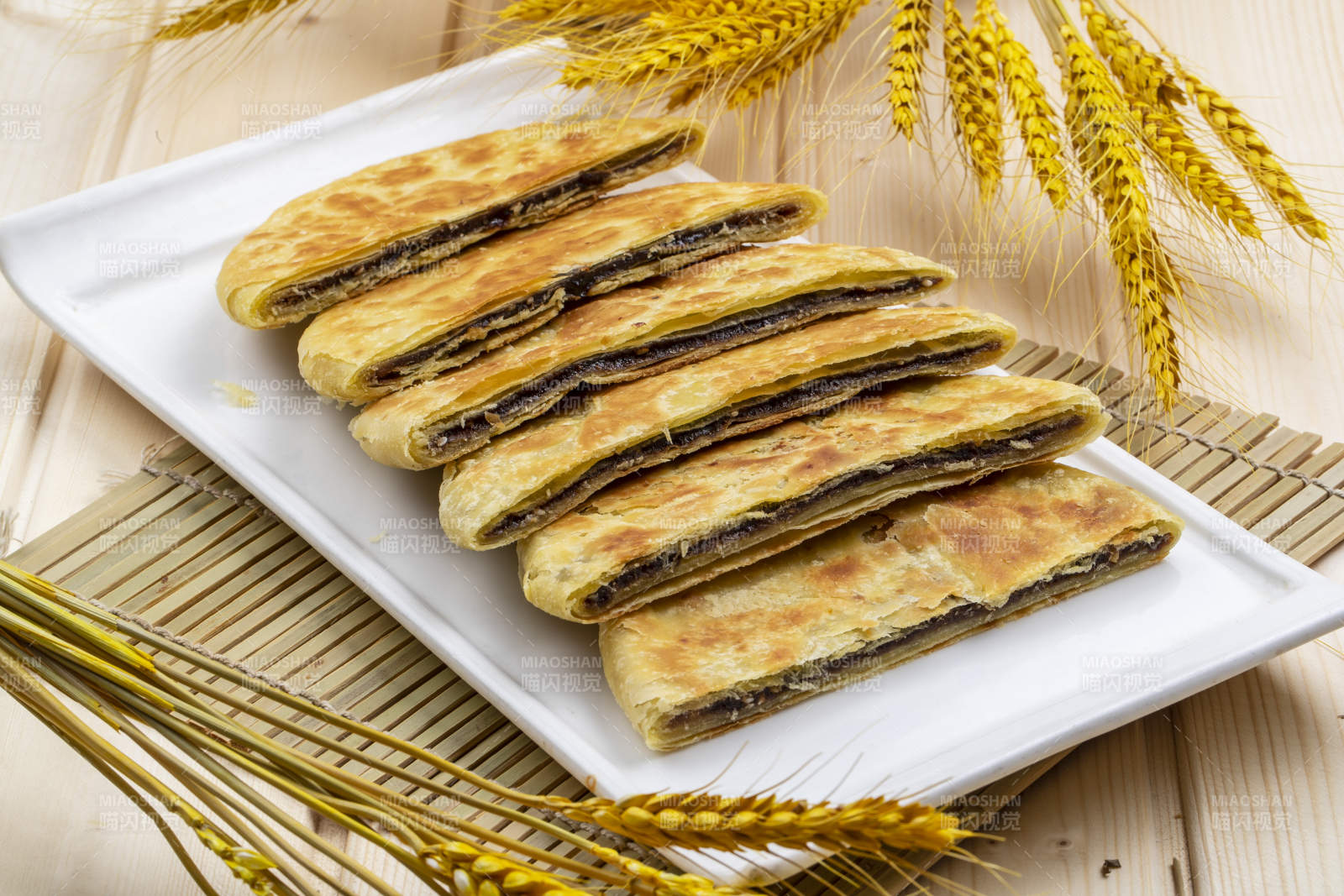 白色瓷盘装美味唐酥饼图片