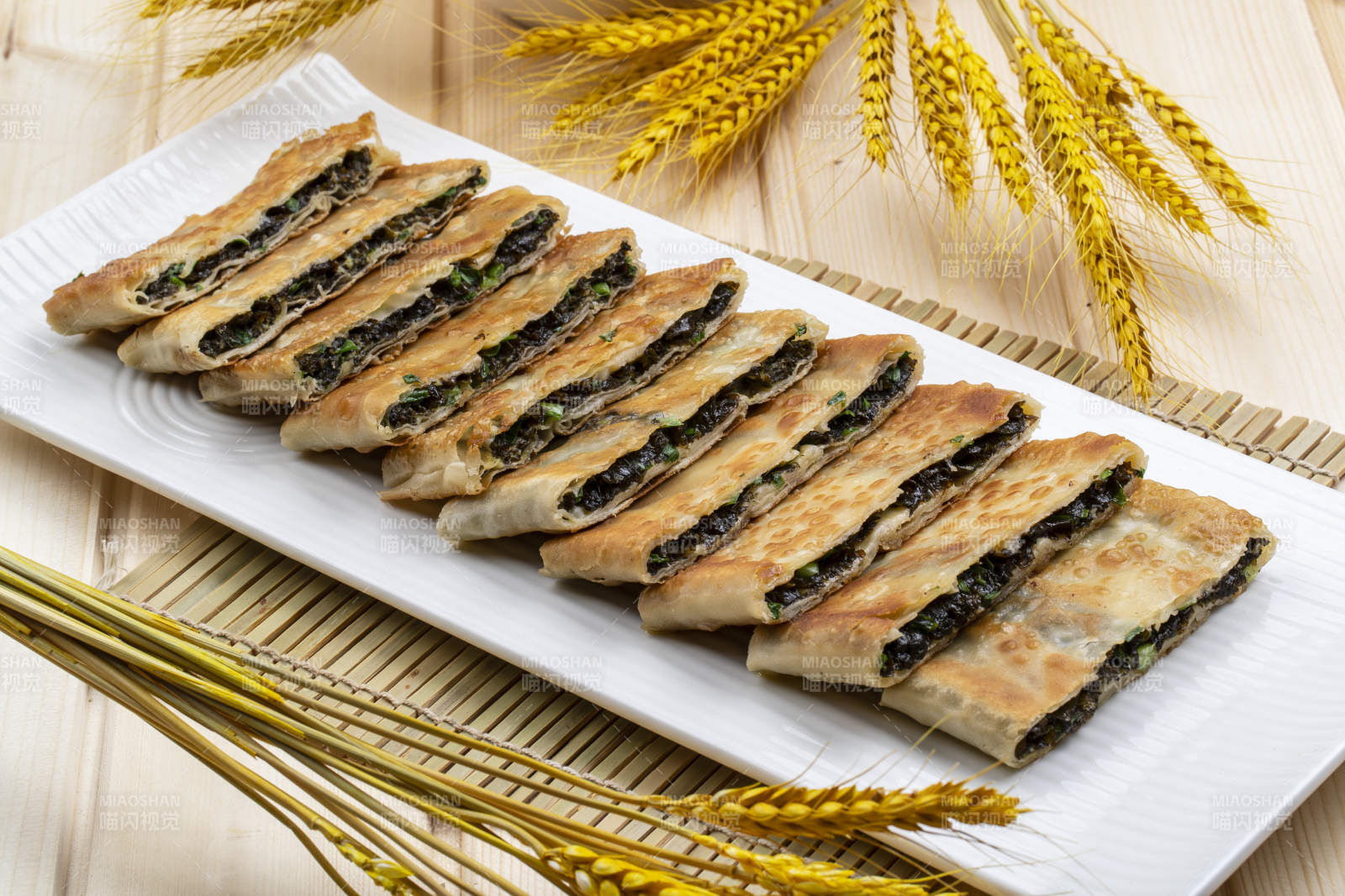 白瓷盘装的地皮菜鸡蛋素盒子图片