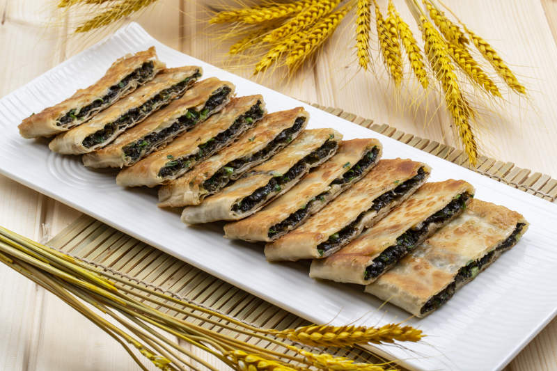 白瓷盘装的地皮菜鸡蛋素盒子图片