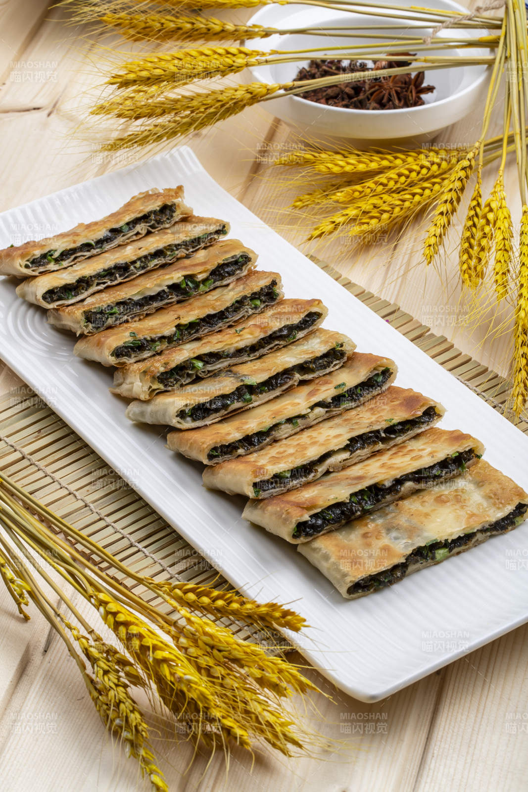 白瓷盘装的地皮菜鸡蛋素盒子图片