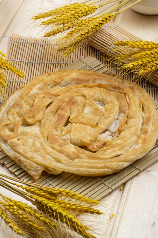 寿司帘上的乾坤手抓饼图片