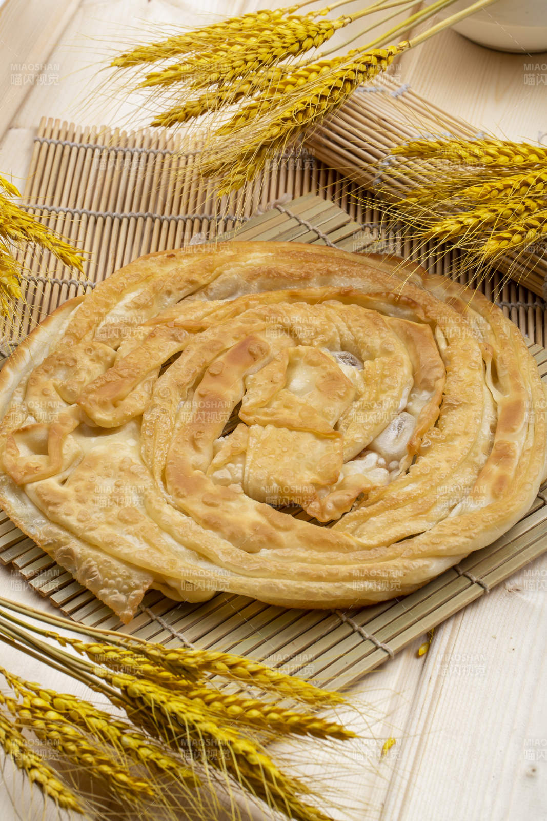 寿司帘上的乾坤手抓饼图片