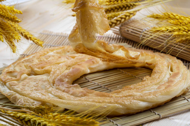 寿司帘上的乾坤手抓饼图片