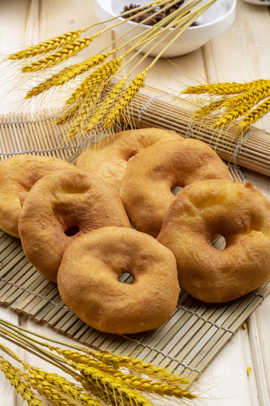 寿司帘上摆放的香炸小油饼图片