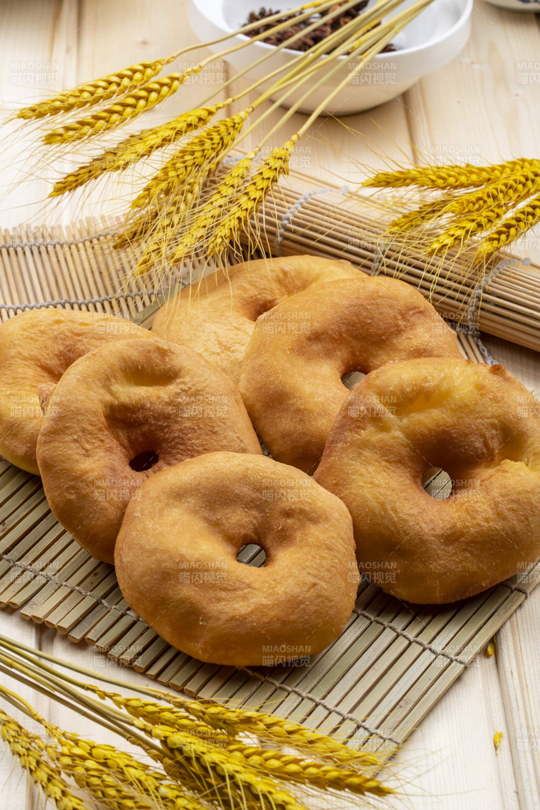 寿司帘上摆放的香炸小油饼图片