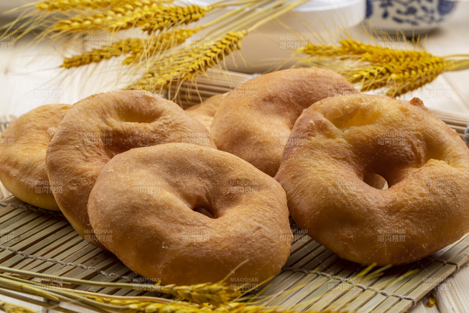 寿司帘上摆放的香炸小油饼图片