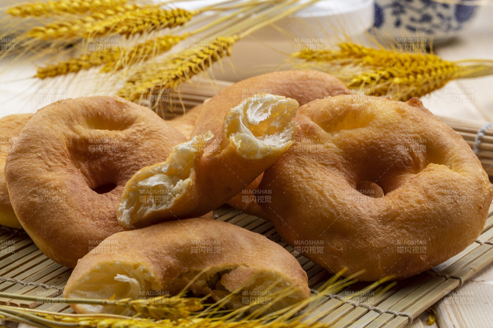 寿司帘上摆放的香炸小油饼图片