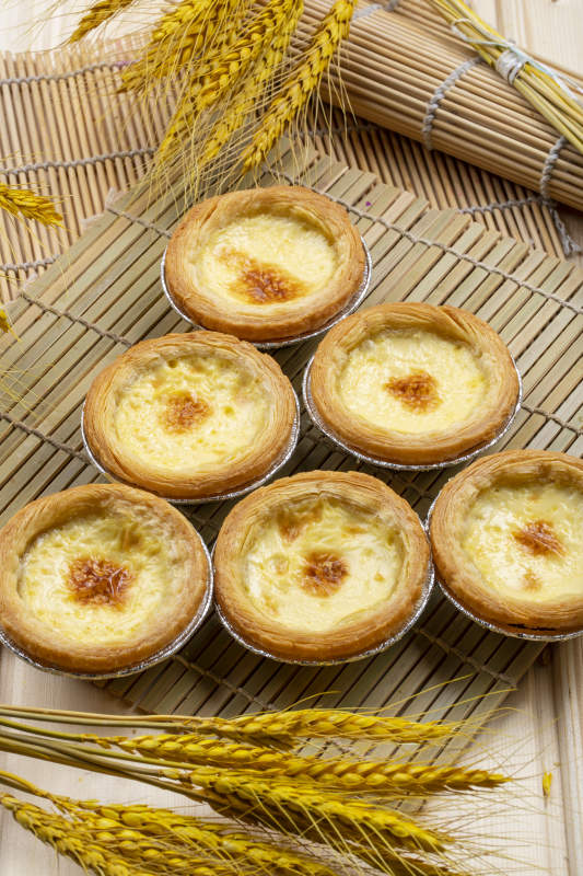 寿司帘上的美味葡式蛋挞图片