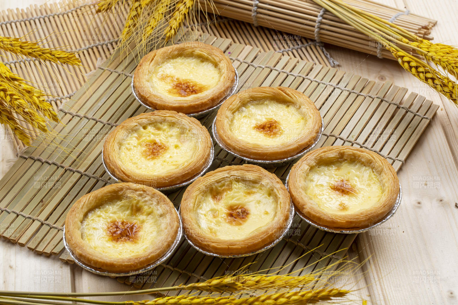 寿司帘上的美味葡式蛋挞图片