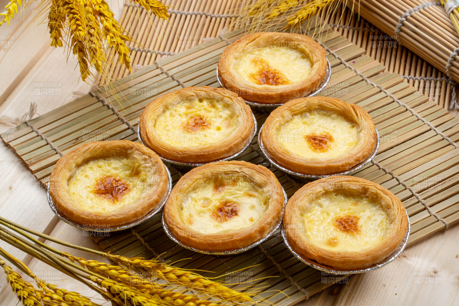 寿司帘上的美味葡式蛋挞图片