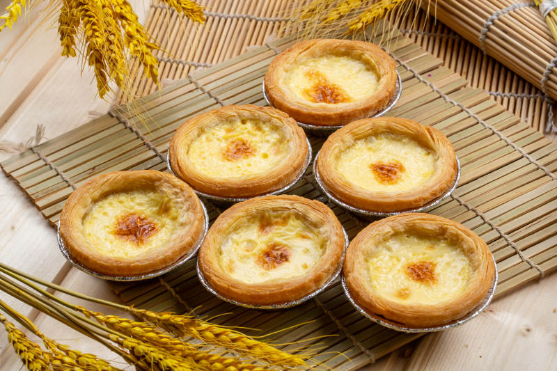 寿司帘上的美味葡式蛋挞图片